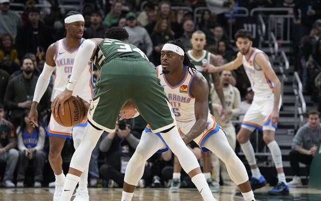 一边倒！卫冕冠军不讲理：亚历山大轰40+11+7，字母哥心不在焉