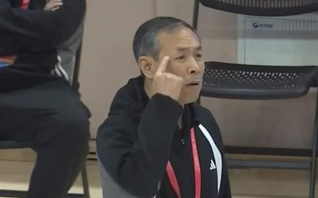 5国手加持干不过平民队！CBA老帅糊涂