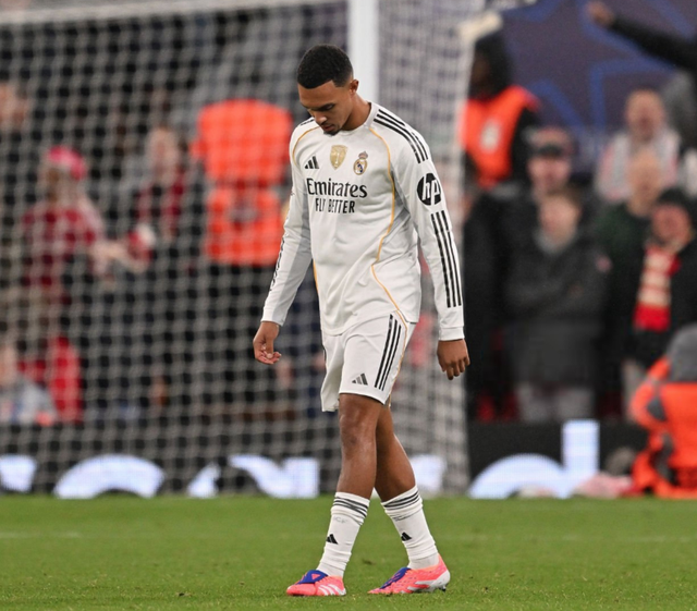 欧冠复仇之夜：皇马飞翼出场6万人狂嘘！球迷拉横幅嘲讽