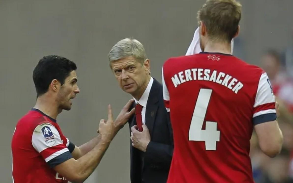 张伯伦：温格执教后期几乎只专注自身