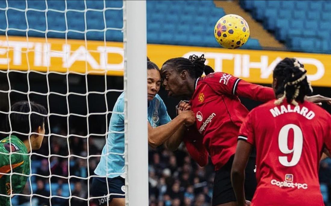 看着就疼，女足曼市德比两名球员头部