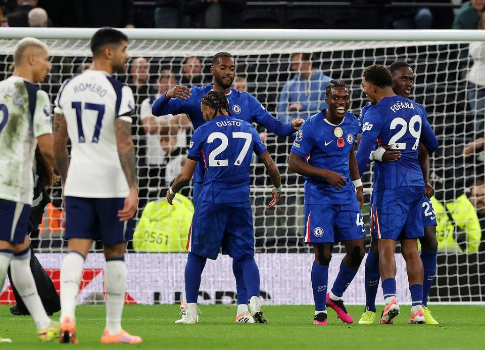 遭切尔西5连杀后热刺内讧！2将拒绝与主帅握手甩手抱怨+径直离场