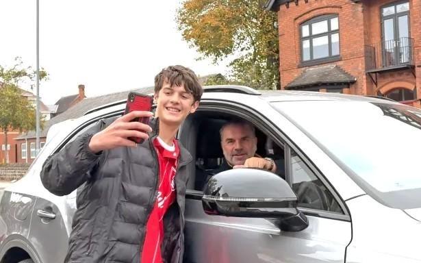 太阳报：澳波下课后被拍到和球迷合影，脸上依旧带着微笑