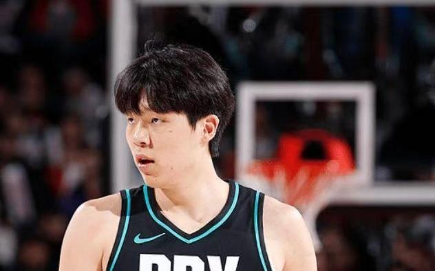 杨瀚森再度板凳坐穿：见证开拓者终结连败战小阵容球队难登场