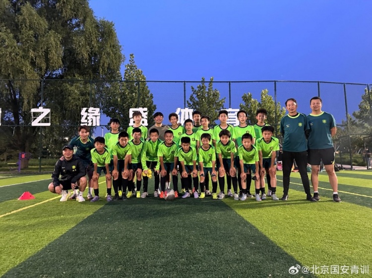 今日张稀哲来到国安U13梯队训练基地，现场给小球员加油指导