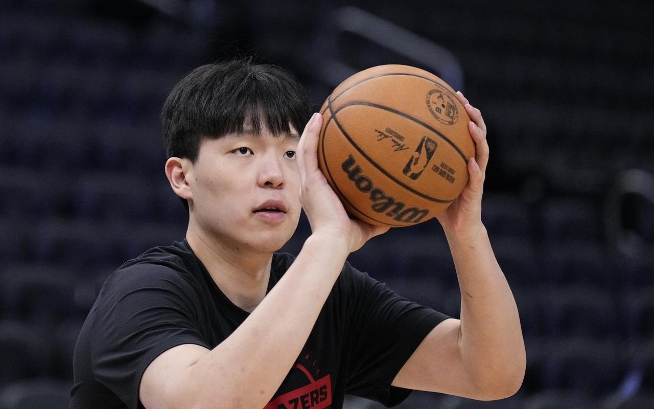 8分钟4犯0分，杨瀚森NBA首发被小姚明打爆，进攻犹豫防守成漏勺