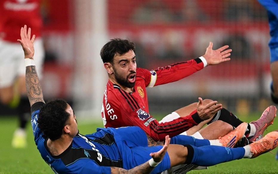 体坛联播曼联互捅局4比4战平伯恩茅斯，罗马小胜黑马科莫