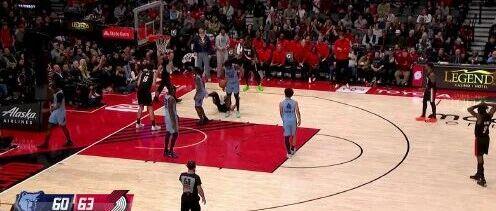 3分钟3次犯规！感觉杨瀚森有点被针对了....