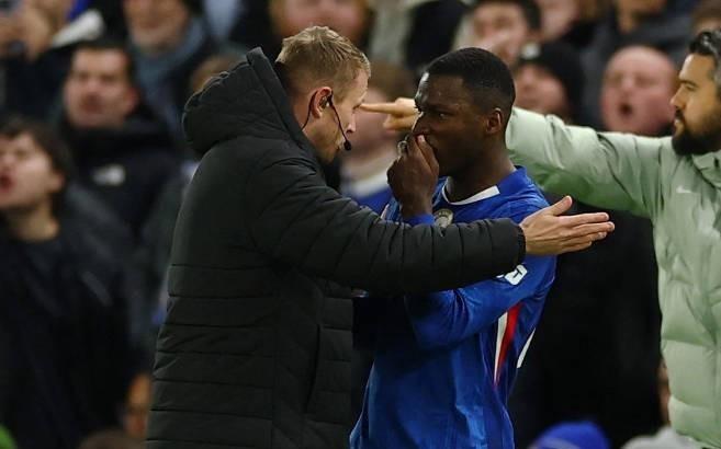 火药味十足！半场比赛切尔西一黄一红