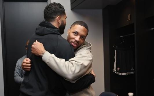 利拉德：我一直和塔图姆交流他唯一关心的是做回自己