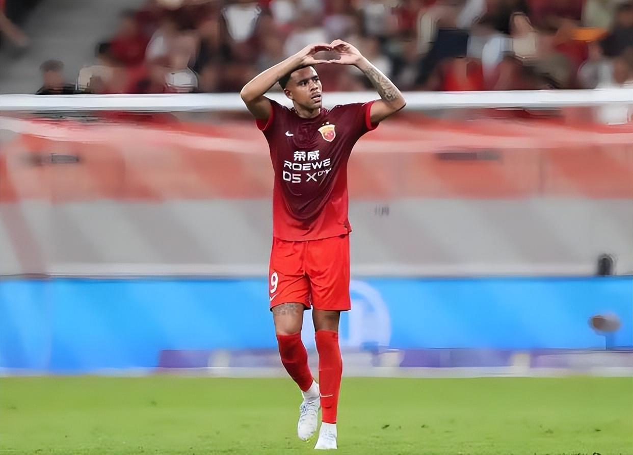 古斯塔沃离开上港不愁买家，大连英博