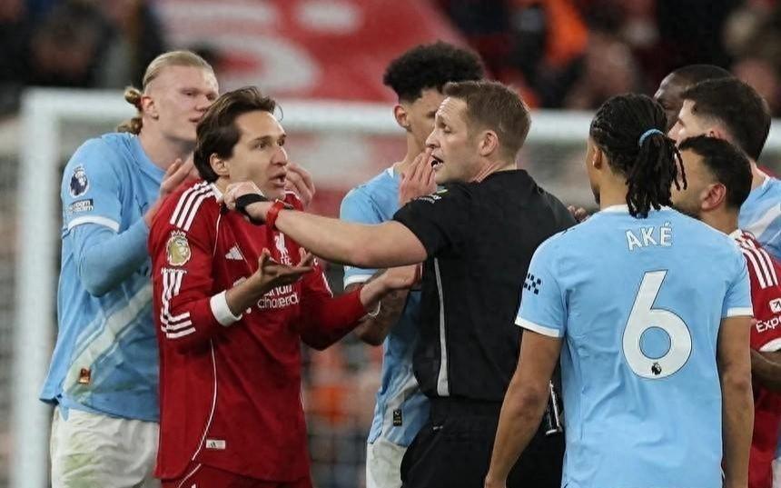 荒谬！VAR“捣乱”致曼城进球无效，利物浦少丢1球却遭重罚