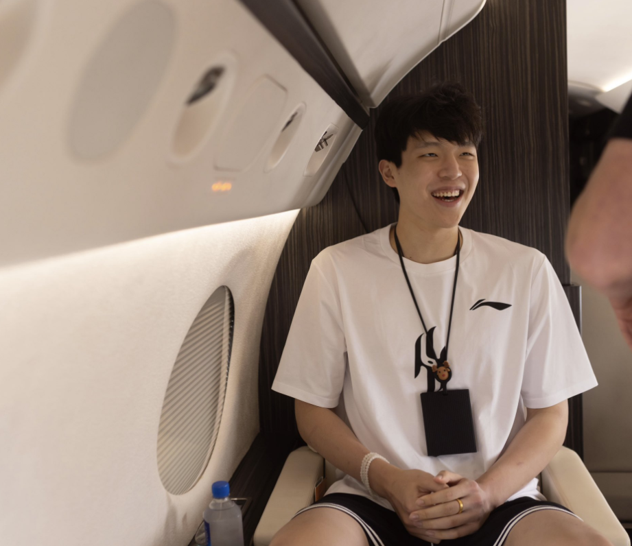 开拓者惹怒中国球迷！小杨受伤坐飞机却不让上，带伤下放没法打球