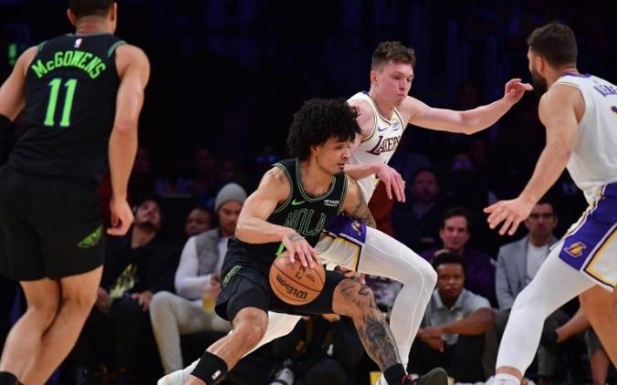 爆砍67分!双子星26罚无人可挡!湖人豪取7连胜,詹姆斯乐开花