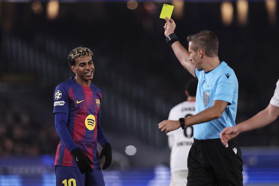 18岁亚马尔剪刀脚染黄！下轮欧冠停赛被换下黑脸：摇头+摊手抱怨