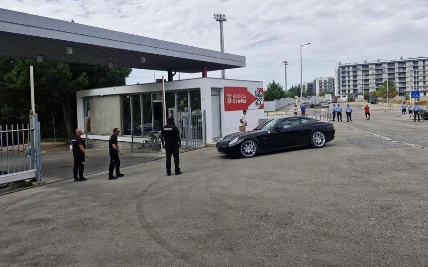 球報(bào)：亮相本菲卡時(shí)，穆里尼奧開的車是