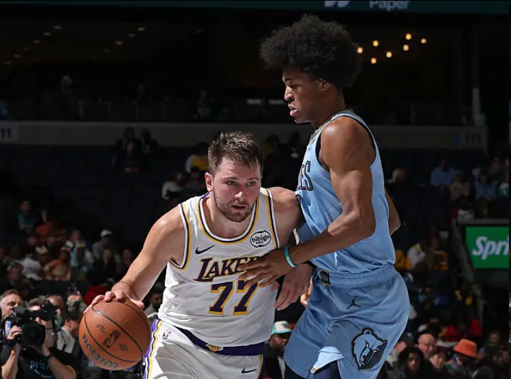 东契奇轰44分创4大神迹：比肩科比！里夫斯调侃：我们充满了敌意