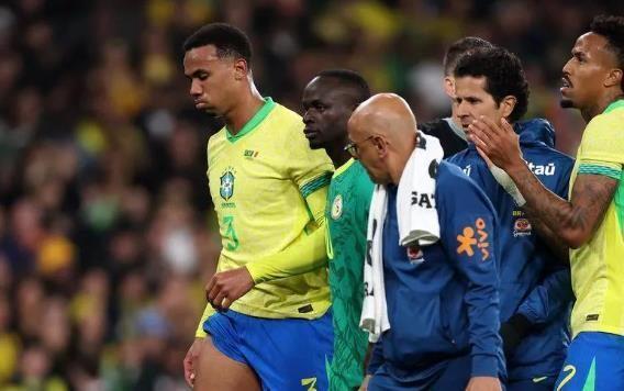 钢铁防线突现裂痕！两大中卫因伤退出