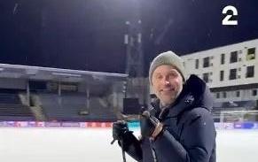 这雪有点大，欧冠赛前一名挪威记者在博德闪耀的球场边线处滑雪