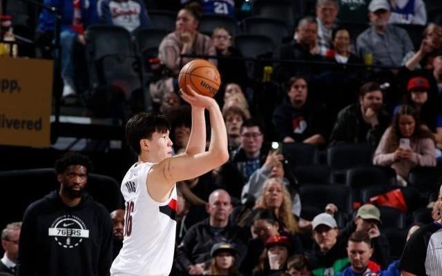 开拓者大胜76人！杨瀚森砍2分1板：虚晃上篮很精妙