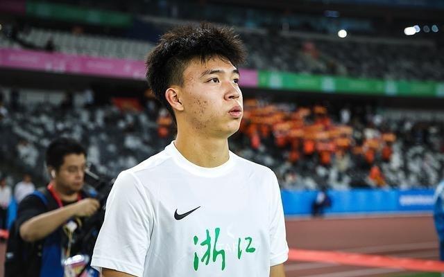 王钰栋首个主力赛季表现：共12球5助攻，荣膺中超本土金靴