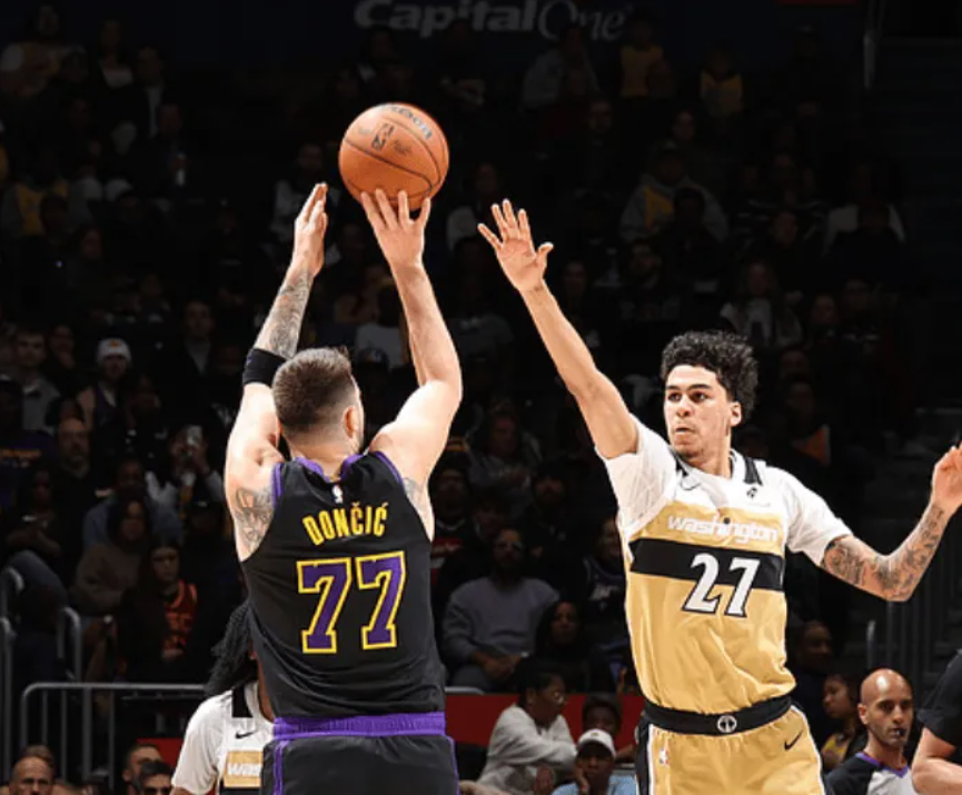 詹姆斯天神下凡!湖人狂胜31分,东契奇连创4大NBA神迹艾顿28+13