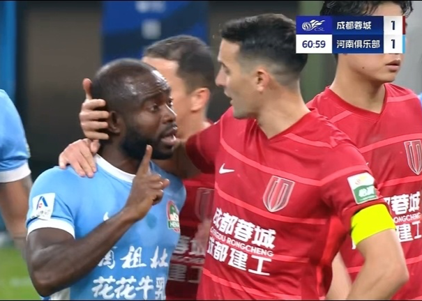 恐遭罚蓉城球迷朝河南外援竖中指+学猴叫致其崩溃！比赛险中断
