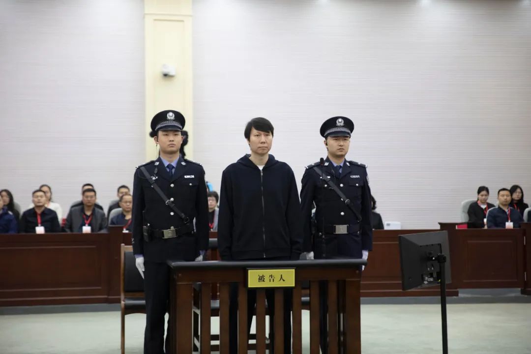 快理发了李铁一审宣判完，此前3月一审开庭时刘海还在