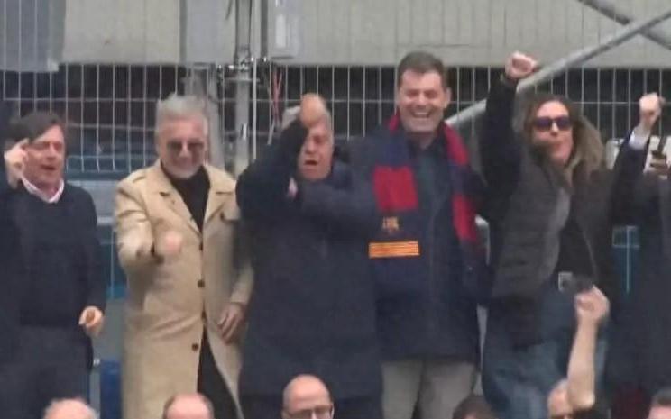 巴萨大胜！拉波尔塔看台高歌“不跳就是皇马人”，一个手势引热议