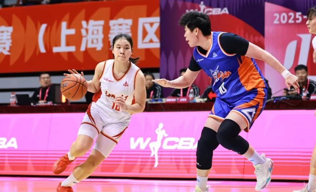 轰30+10+5！中国女篮19岁1米82新星蜕变：她才是李梦接班人