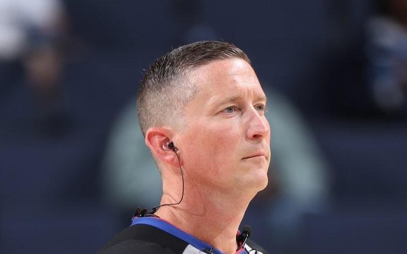 官方：NBA裁判将在比赛中佩戴耳机，方便与回放中心实时沟通
