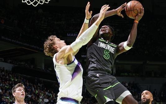 爱德华兹37分兰德尔三双森林狼主场狂胜爵士40分