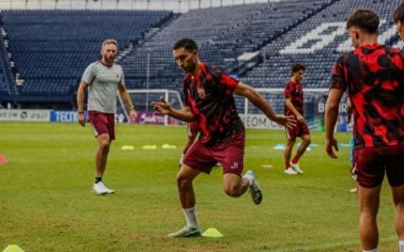 亚冠精英联赛惊现“弱弱对抗”，海港