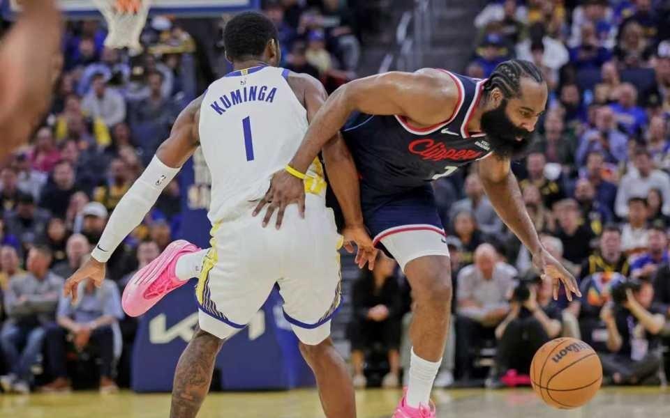 勇士5战4胜西部第3:再现勇三疯最多领先24分限制哈登下半场0分