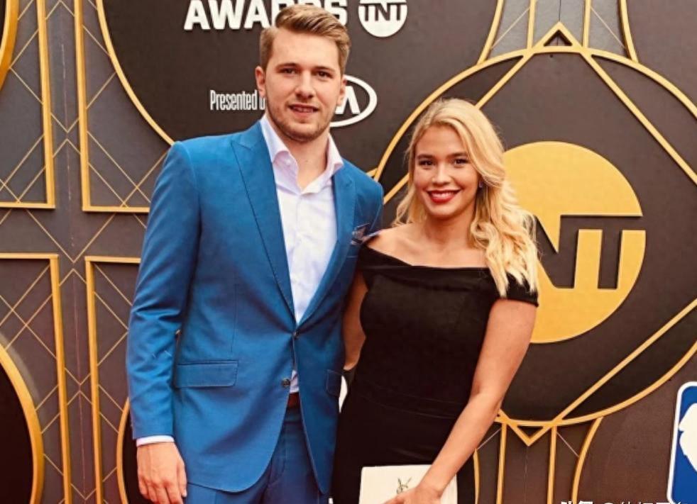 不打了！东契奇喜当爹回国，41岁詹姆斯独挑东部两大豪强