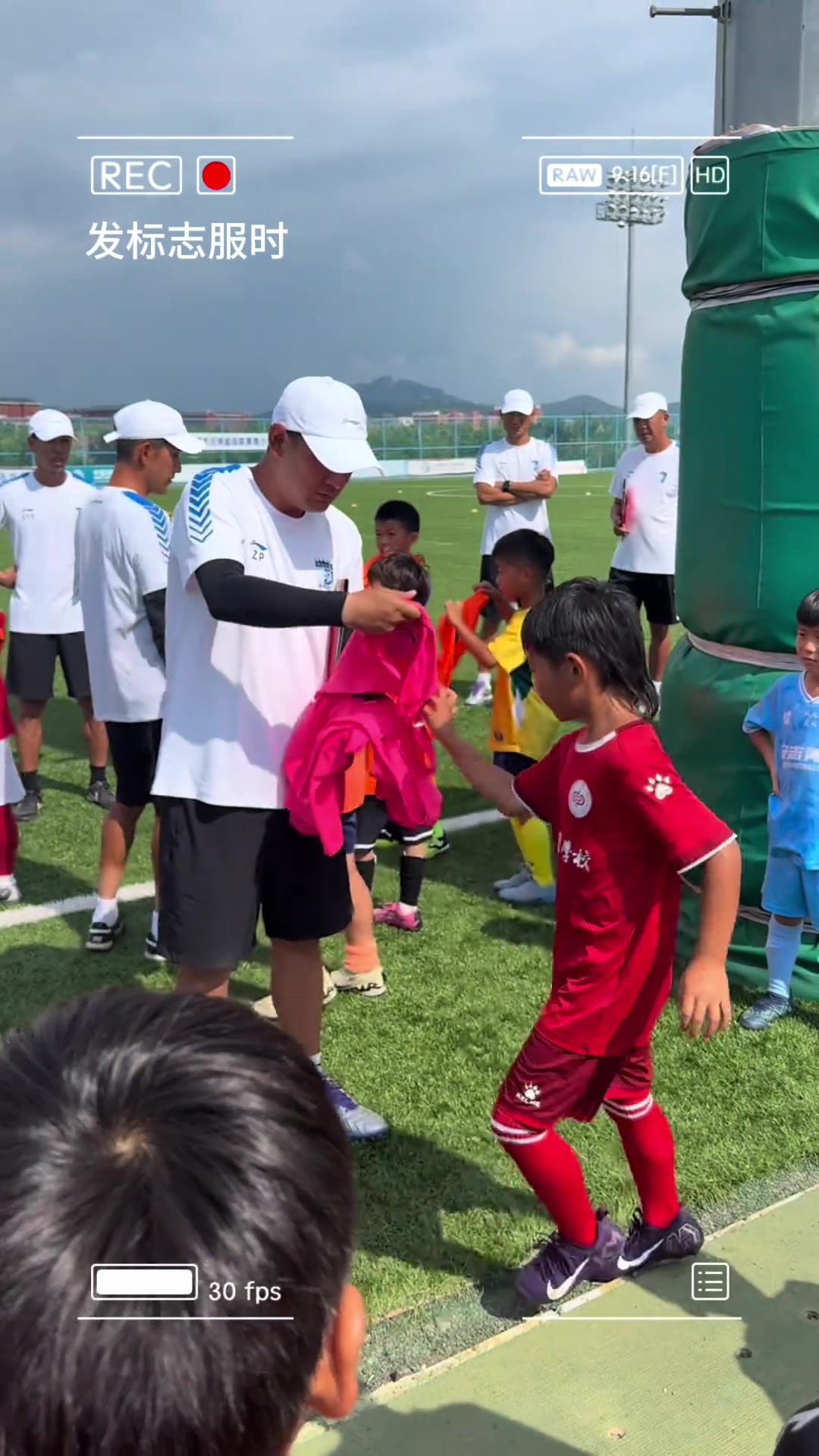 小孩子领背心没说谢谢，孙继海：先做好人然后才是踢球，我想坚持