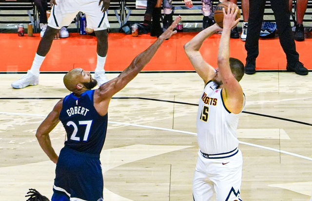 NBA季前赛：约基奇14分与戈贝尔互肘