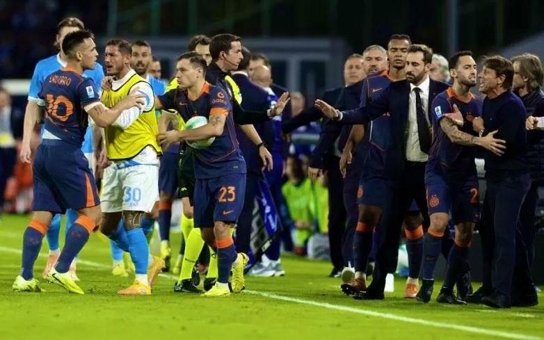 师徒反目那不勒斯vs国米期间，孔蒂与劳塔罗爆发言语冲突