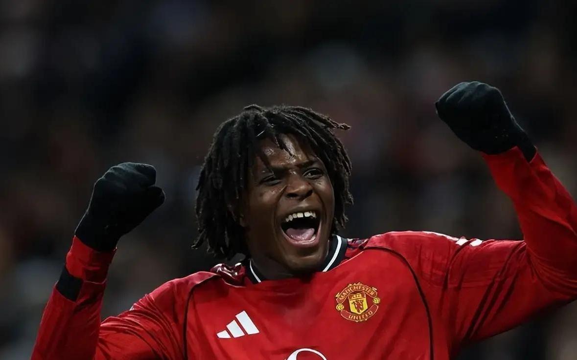 10！飞翼凌空斩铁树开花，曼联击退英超土豪，追平切尔西利物浦