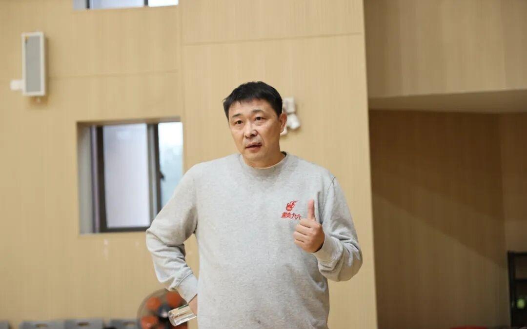 篮球名宿张劲松到南安一中交流互动