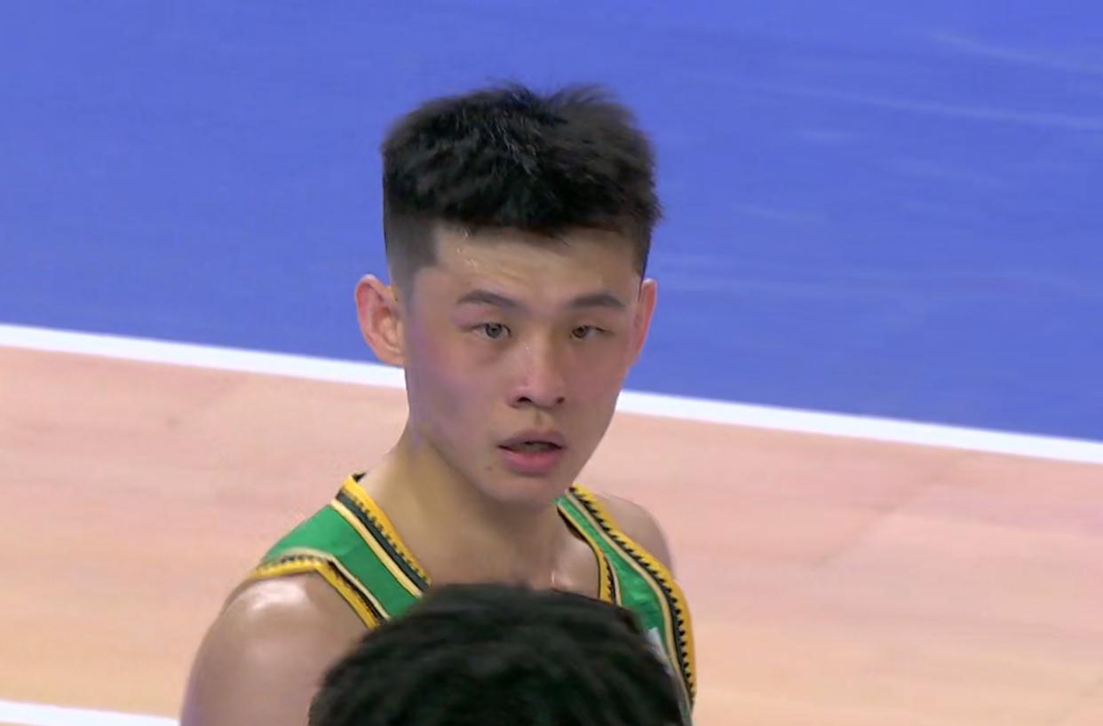 年薪550万王岚嵚21分钟狂轰0分0板,这可是中国男篮主力控卫!