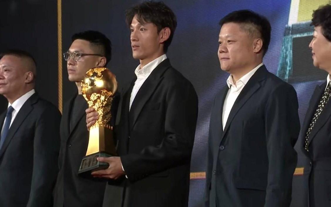 荣耀时刻，王燊超代表实现三连冠的上海海港捧起火神杯