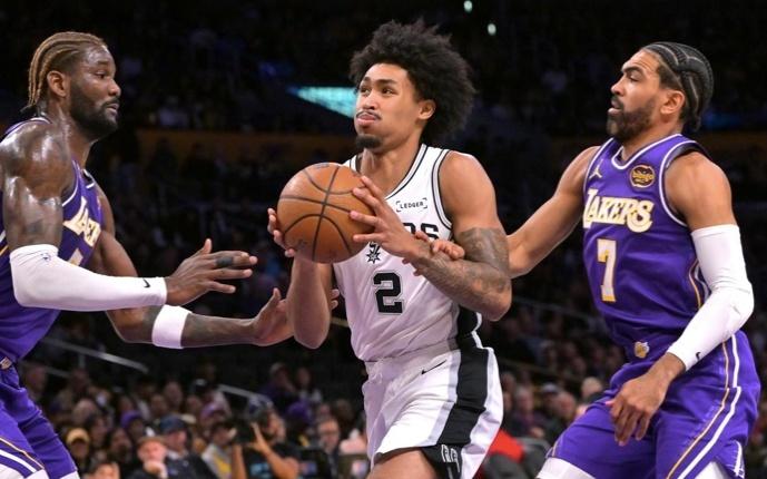 湖人三分16中5落后12分:东契奇24分苦撑,詹姆斯上演炸裂隔扣