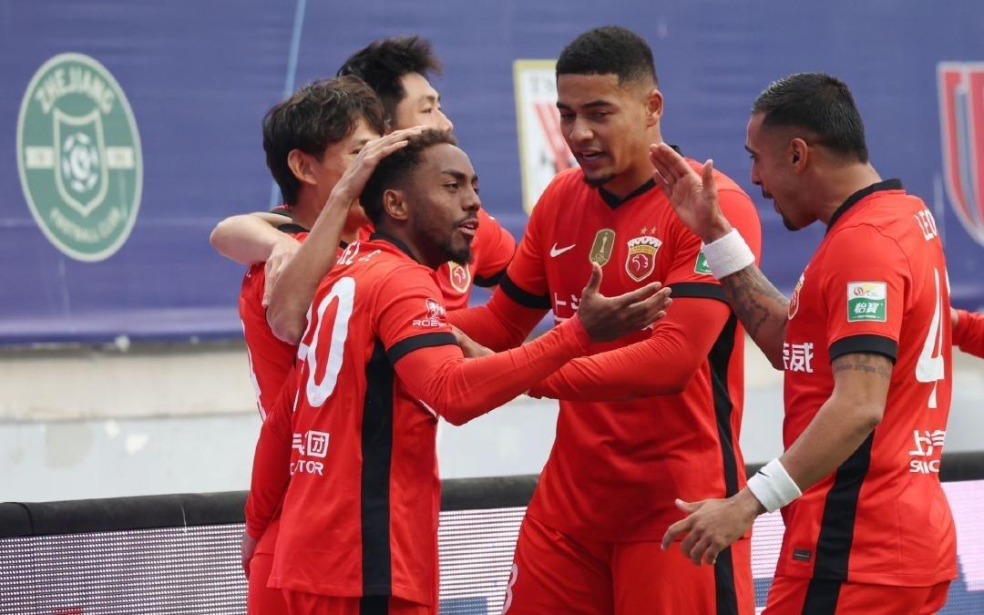 中超收官战：上海海港1比0客胜大连英博，完成中超三连冠成就梅州客家不敌北京国安，与长春亚泰降入中甲