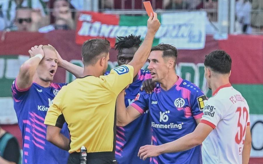 尴尬纪录！美因茨后卫德甲生涯第8次染红，并列联赛第一