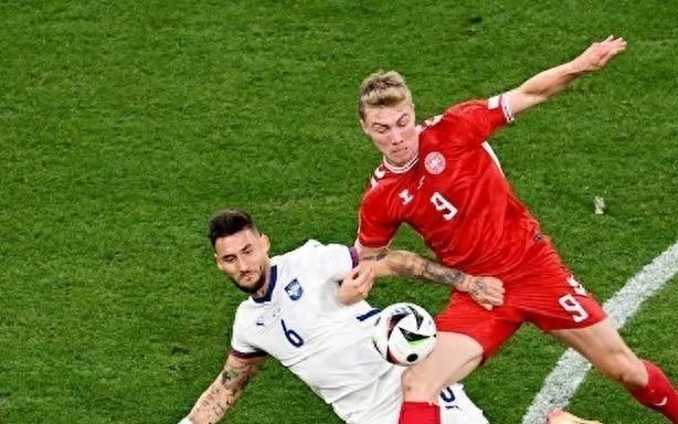 赛后竟然庆祝对手晋级，丹麦前锋霍伊