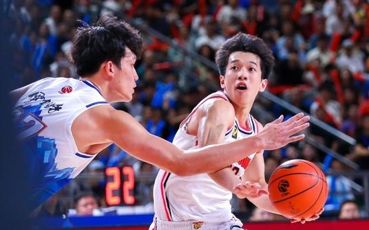 广东宏远5分险胜！拒绝新疆大逆转，双方发生冲突，杜锋表达不满