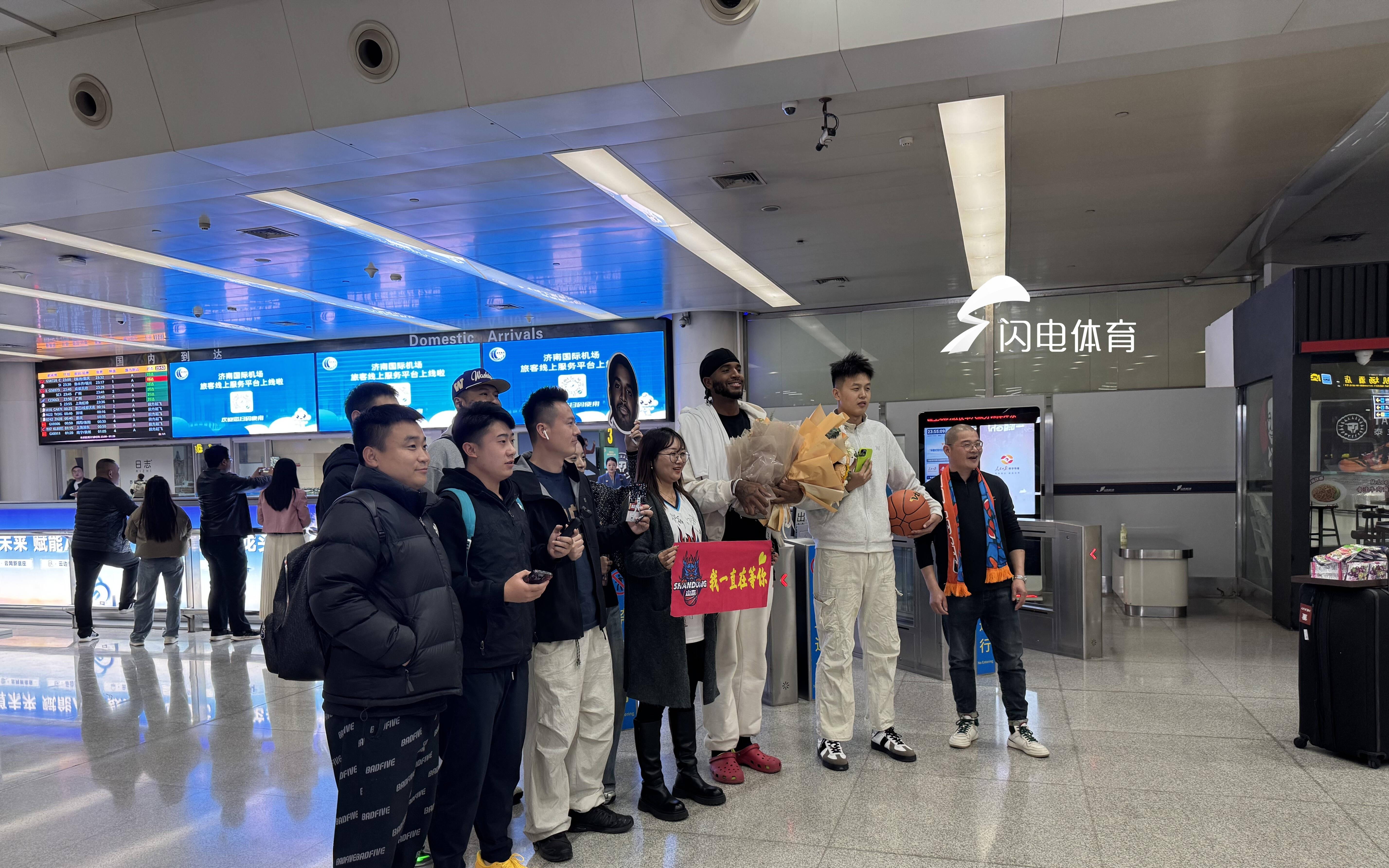 山东高速男篮外援克里斯抵济新赛季