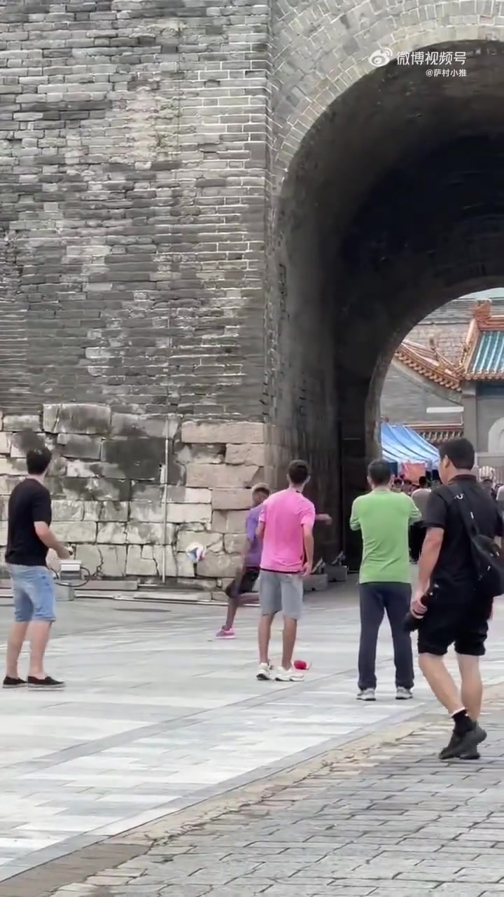 超高难度亚马尔今天来到长城挑战高空停球，一个大脚把鞋踢飞