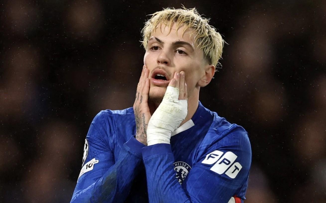 电讯报：加纳乔似乎缺乏信心，不愿意突破对方防守